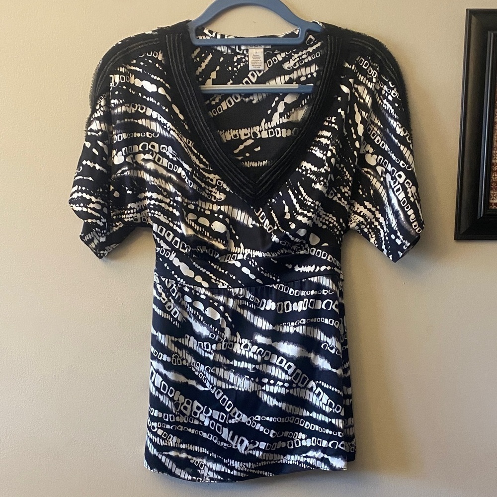 Cache Silk Black and White Abstract V-Neck Tee